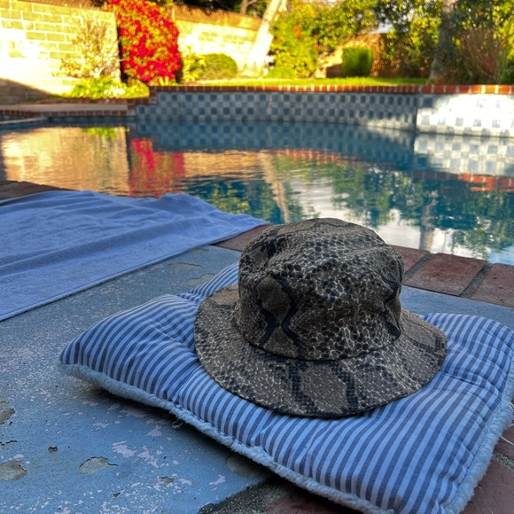 4 bucket hats $20 each just pls contact me so ik which one you are interested in - Picture 3 of 4